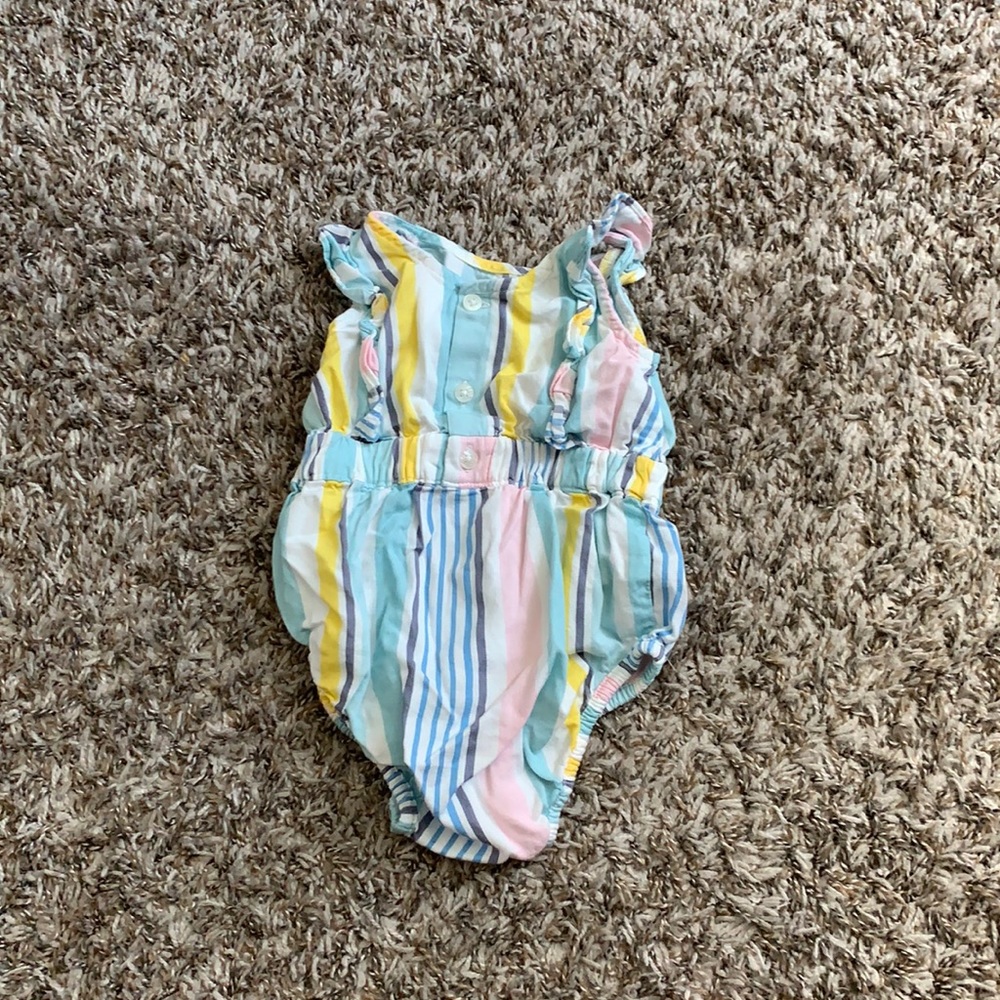 Carter’s baby girl romper. Size 6 months.